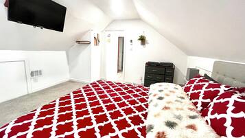 3 bedrooms, desk, iron/ironing board, free WiFi