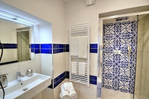 Shower, towels - Casa Alloro D: A welcoming apartment located in the center of Minori and a few meters from the sea. (Minori)
