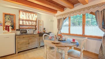 Estudio familiar (Cozy Nest In Bardonecchia) | Cocina privada | Refrigerador, horno, parrilla de estufa y utensilios de cocina