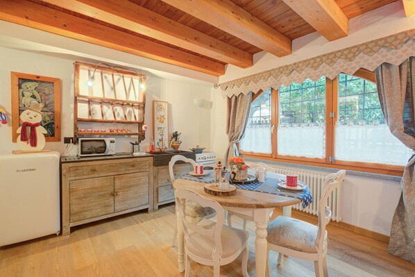 Familienstudio (Cozy Nest In Bardonecchia) | Eigene Küche | Kühlschrank, Ofen, Herdplatte, Kochgeschirr/Geschirr/Besteck