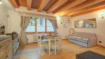 Familie studio (Cozy Nest In Bardonecchia) | Woonruimte | Een 21-inch smart-tv met kabelzenders