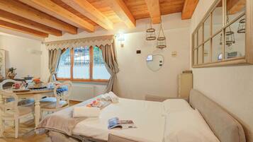 Estudio familiar (Cozy Nest In Bardonecchia) | Sala de estar | Smart TV de 21 pulgadas con canales por cable