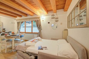 Familienstudio (Cozy Nest In Bardonecchia) | Wohnzimmer | 21-Zoll-Smart-TV mit Kabelempfang