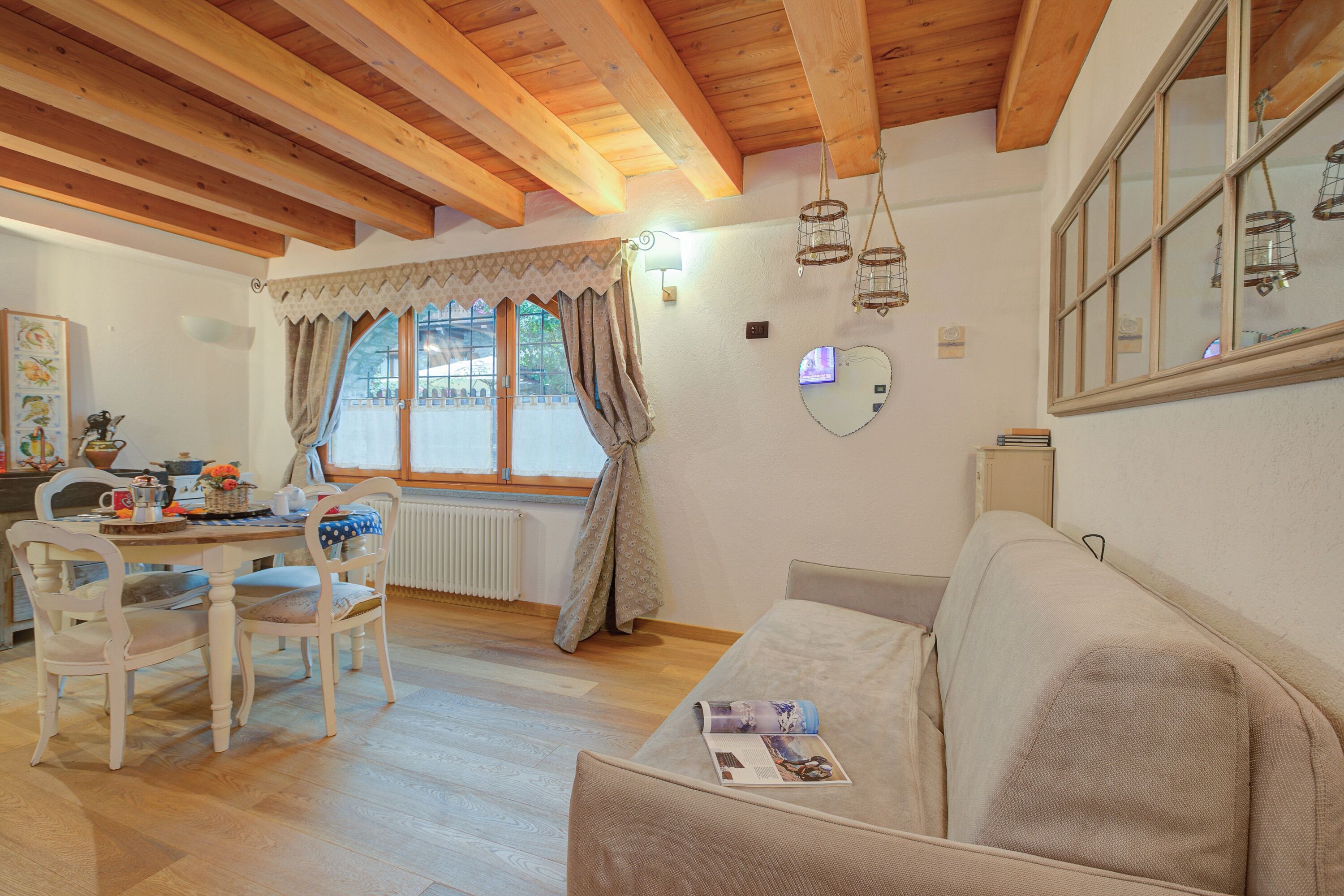 패밀리 스튜디오 (Cozy Nest In Bardonecchia) | 거실 공간 | 케이블 채널 시청이 가능한 21인치 스마트 TV