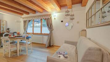 Studio Familial (Cozy Nest In Bardonecchia) | Coin séjour | TV connectée de 21 pouces avec chaßnes par cùble