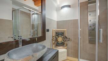 Family Studio (Cozy Nest In Bardonecchia) | Bathroom | Shower, hair dryer, bidet, towels
