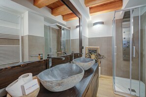 Familienstudio (Cozy Nest In Bardonecchia) | Badezimmer | Dusche, Haartrockner, Bidet, Handtücher