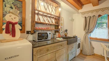 Studio familial (Cozy Nest In Bardonecchia) | Cuisine privée | Réfrigérateur, un four, surface de cuisson, vaisselle et ustensiles