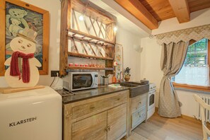 Familienstudio (Cozy Nest In Bardonecchia) | Eigene Küche | Kühlschrank, Ofen, Herdplatte, Kochgeschirr/Geschirr/Besteck