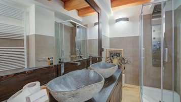 Familie studio (Cozy Nest In Bardonecchia) | Badkamer | Een douche, een haardroger, een bidet, handdoeken