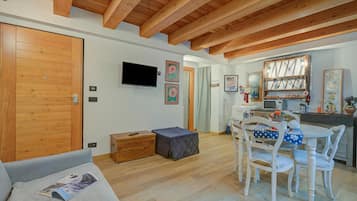 Familie studio (Cozy Nest In Bardonecchia) | Woonruimte | Een smart-tv
