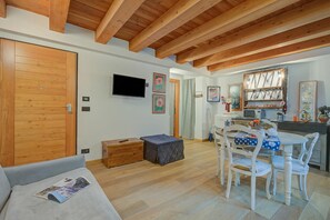 家庭開放式客房 (Cozy Nest In Bardonecchia) | 起居區 | 21-吋智慧型電視，提供有線頻道