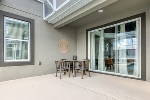 Outdoor dining - Themed Home 5BR - Private Pool, Prime Location (Davenport)