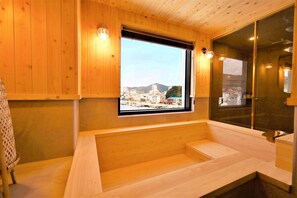 Suite Familiale | Salle de bain | Douche, articles de toilette gratuits, sèche-cheveux, peignoirs