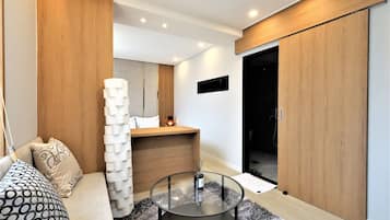 Queen Suite Room | Trang trí khác biệt, trang bị nội thất với thiết kế riêng biệt, bàn