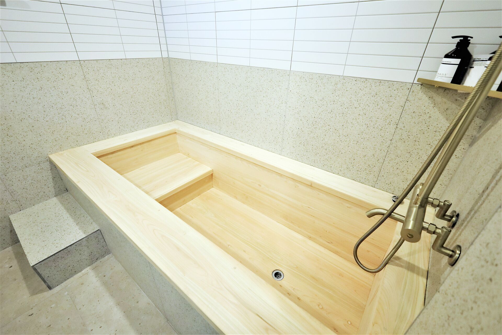 Studio | Salle de bain | Douche, articles de toilette gratuits, sèche-cheveux, peignoirs