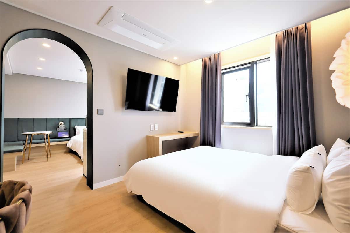 VVIP Room Type 1 | 1 bedroom, blackout drapes, free WiFi