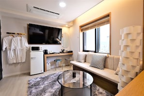 Queen Suite Room | Individually decorated, individually furnished, desk, free WiFi - DELAMOUR Hotel (Tongyeong)