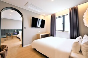 King Suite Room | Décoration personnalisée, ameublement personnalisé, bureau