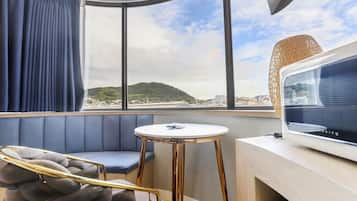 Phòng Deluxe, quang cảnh biển | Trang trí khác biệt, trang bị nội thất với thiết kế riêng biệt, bàn