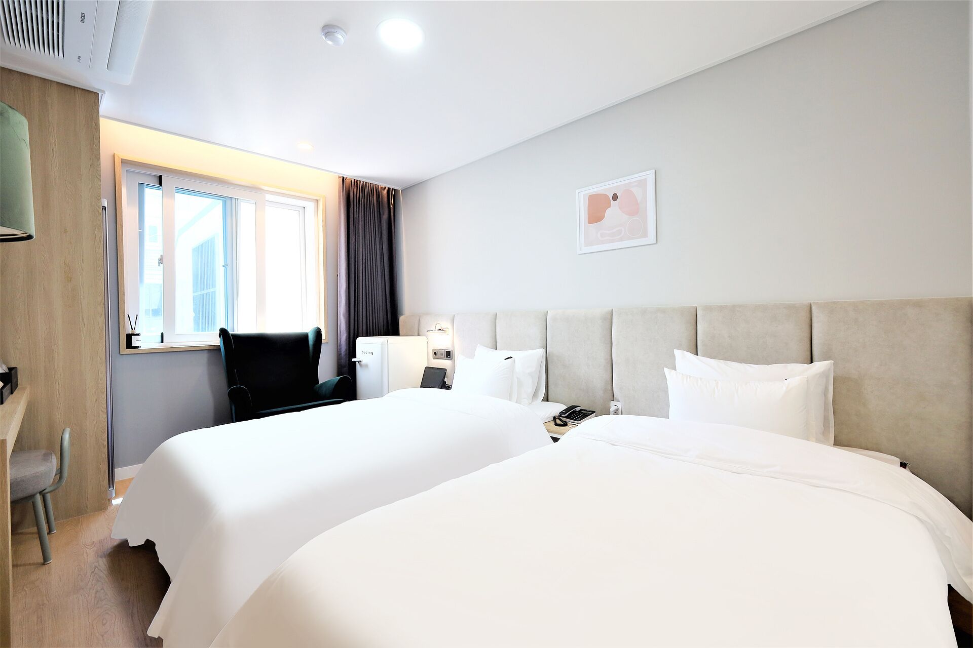 Chambre Standard avec lits jumeaux | Décoration personnalisée, ameublement personnalisé, bureau