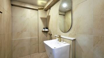 Deluxe Room, Ocean View | Bathroom | Free toiletries, hair dryer, bathrobes, slippers
