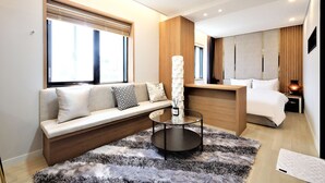Queen Suite Room | Desk, WiFi (free), individually decorated, individually furnished - DELAMOUR Hotel (Tongyeong)