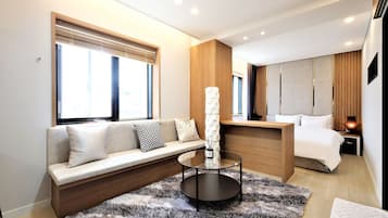 Queen Suite Room | Individuelt dekorert, individuelt innredet og skrivebord