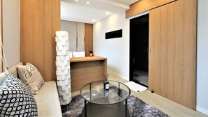 Queen Suite Room | Desk, WiFi (free), individually decorated, individually furnished - DELAMOUR Hotel (Tongyeong)