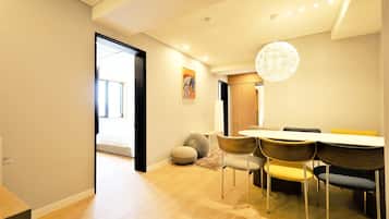 Family Suite | Desk, WiFi (free), individually decorated, individually furnished