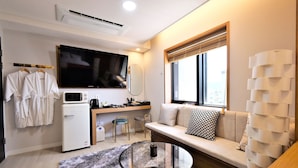 Queen Suite Room | Desk, WiFi (free), individually decorated, individually furnished - DELAMOUR Hotel (Tongyeong)