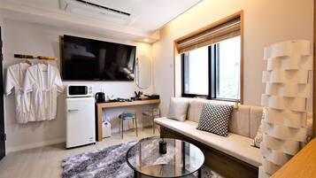 Queen Suite Room | Individually decorated, individually furnished, desk, free WiFi