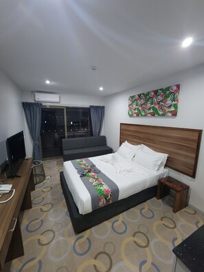 ノートパソコン用作業スペース、遮光カーテン、防音設備、アイロン / アイロン台