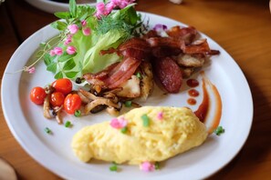 Sudah termasuk sarapan prasmanan setiap hari