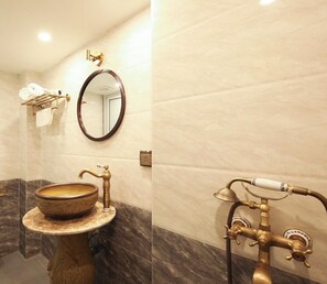 Haartrockner, Handtücher, Seife, Shampoo