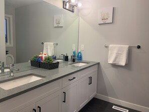Hair dryer, towels, soap, shampoo - Luxurious 3 BR Villa with free parking - King Bed (Regina)