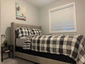 3 habitaciones, escritorio y tabla de planchar con plancha 