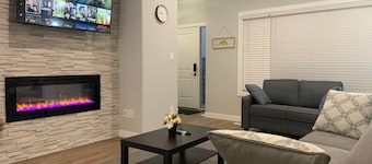 Luxurious 3 BR Villa with free parking - King Bed