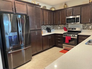 Geladeira, micro-ondas, fogão, cooktop