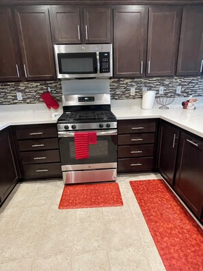 Køleskab, mikrobølgeovn, ovn, kogeplade