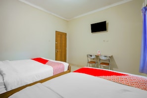 Family Suite | Laptop workspace, free WiFi, bed sheets - Hotel O Kenari House Syariah (Depok)