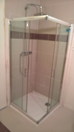 Een haardroger, handdoeken, zeep, toiletpapier