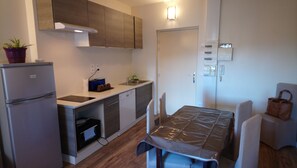 Réfrigérateur, four à micro-ondes, un four, surface de cuisson