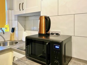 Microwave - Limpenny Studio MyShortLets (Nottingham)