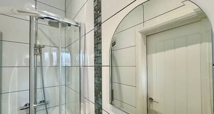 Limpenny Studio - Budget Stay for Solo Guests