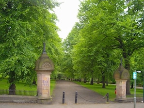 A gated entrance with stone pillars, a pathway, and a green park area. - Limpenny Studio - Budget Stay for Solo Guests (Nottingham)