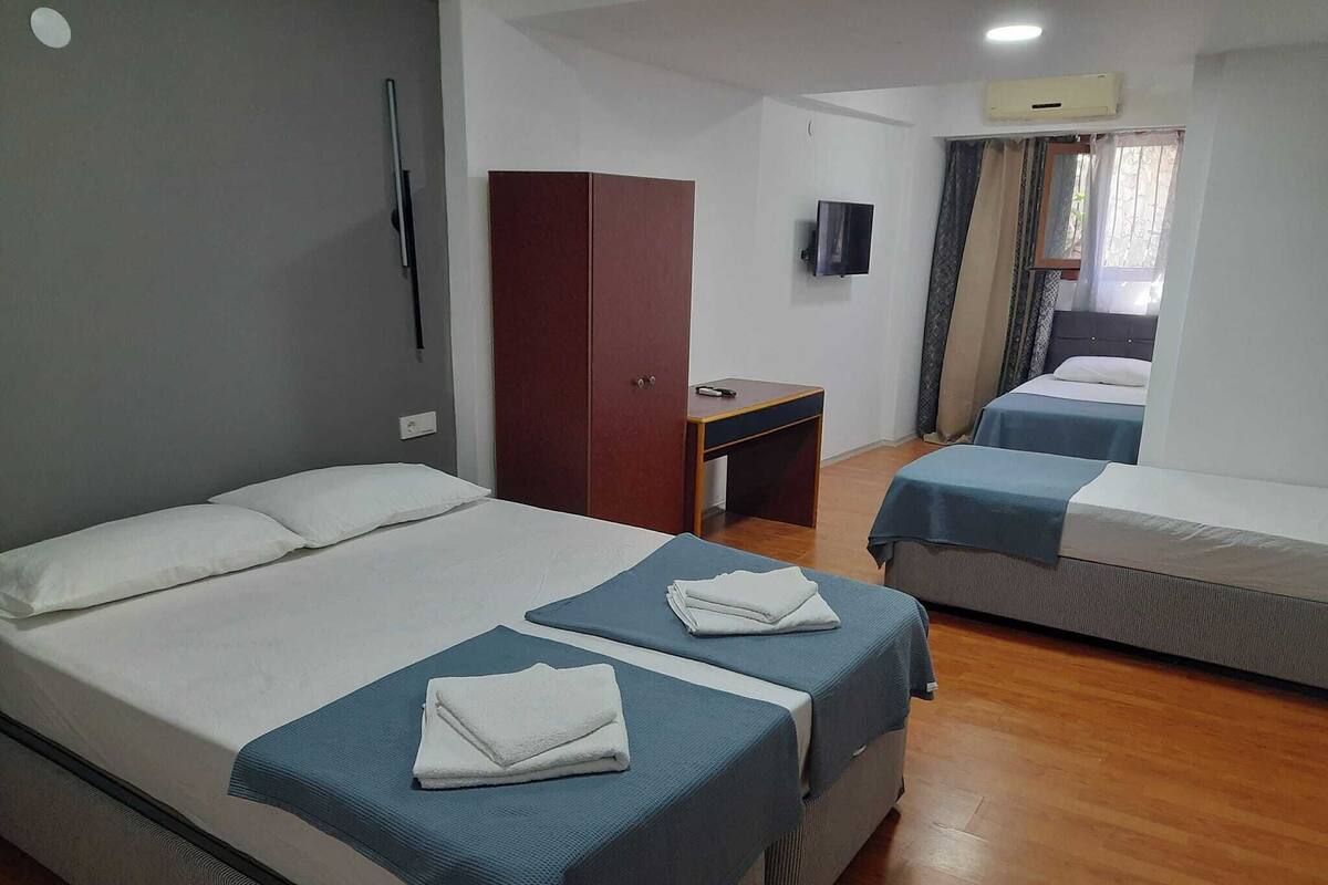 Habitación cuádruple Confort | Ropa de cama de alta calidad, escritorio, sistema de insonorización