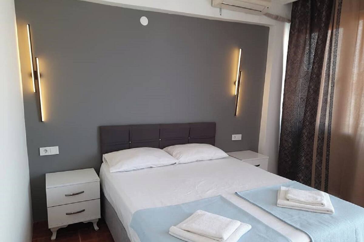 Habitación Confort doble, 1 cama doble | Ropa de cama de alta calidad, escritorio, sistema de insonorización
