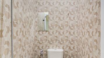 Kamar Double Standar | Kamar mandi | Shower dan handuk