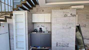 Studio, Multiple Bedrooms, Smoking, Balcony | Interior